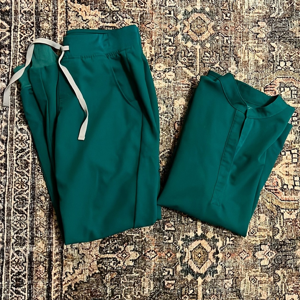 FIGS hunter green scrubs | size: XS